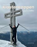 Vedel/a si, že najvyšší vrch Dolného Rakúska je len 2 hodiny od Bratislavy? 🏔️

Klosterwappen (2 076 m n. m.), na masíve Schneeberg, ponúka krásny výhľad na Alpy a okolie. 

Výstup pešo začína priamo z parkoviska pri dolnej stanice lanovky.

⚠️ Pozor v zimných mesiacoch! Viaceré úseky trasy,  najmä skalné pásmo Fadenwände a exponované planiny, môžu byť zľadovatené a nebezpečné. Turistické palice a mačky sú v tomto období nevyhnutnosťou.

🚞 Od mája je v prevádzke aj zubačka Salamander, ktorá vyráža z nádražia v Puchberg am Schneeberg a za približne 40–50 minút ťa vyvezie až na stanicu Hochschneeberg (1 800 m n. m.). Odtiaľ je to na Klosterwappen ešte asi 1–1,5 hodiny pohodlnej túry cez Damböckhaus. Ideálna voľba pre rodiny s deťmi alebo tých, čo chcú šetriť sily. 🛤️

Čo treba vedieť:
🚗 ~2 hod. autom z BA
🥾 6–7 hod. trasa tam a späť
🗓️ Ideálne máj – október
⏰ Vyraziť skoro ráno

Ulož si tento tip, nech ho nemusíš hľadať 🔖

Bol/a si už na Schneebergu? 👇